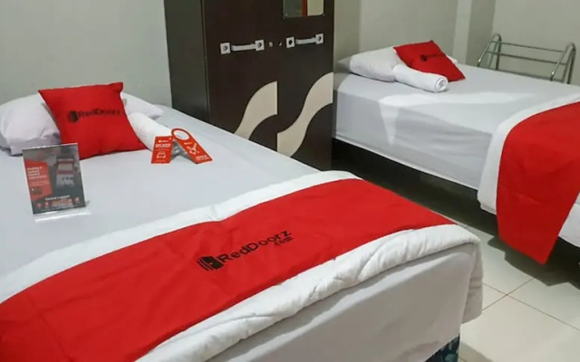 RedDoorz @ Hotel Yaki Mamuju