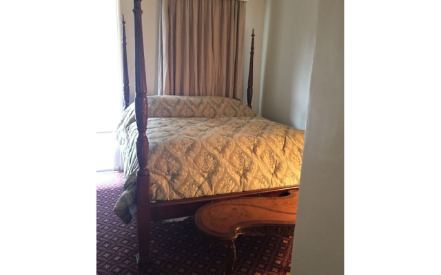 Nine-0-Five Royal Hotel