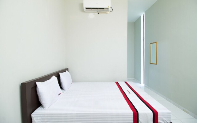 RedDoorz @ Pulo Gebang