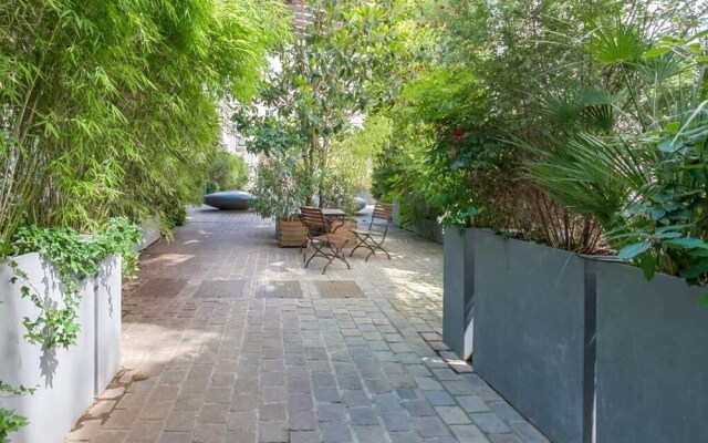 Modern Industrial 80m2 Apartment Near Bastille