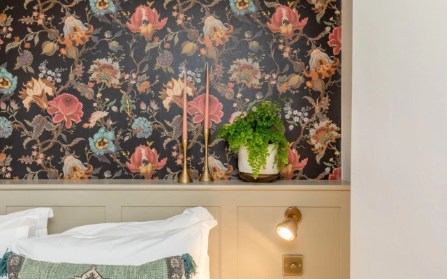 The Oak Rooms | By Huluki Sussex Stays