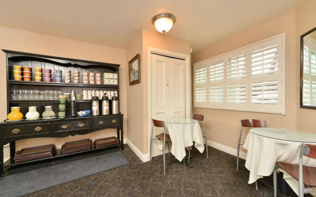 Sand Pebbles Inn