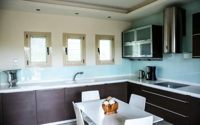 Green Luxury Villa Near The Sea