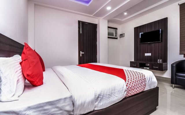 OYO 24236 Q Hotel