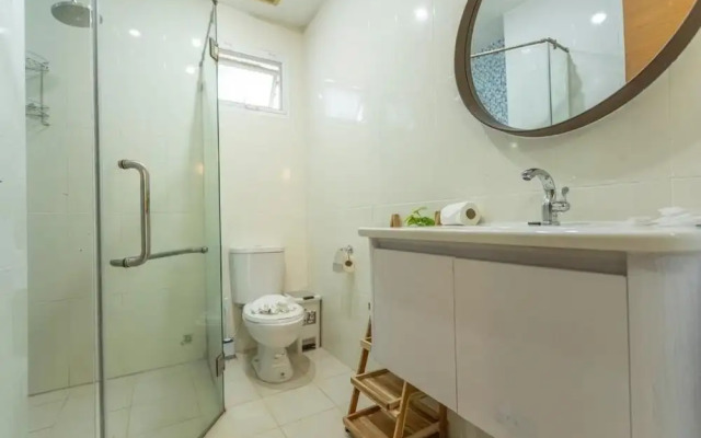 WalkingToAwardwinningNaiharnBeach4BRv129