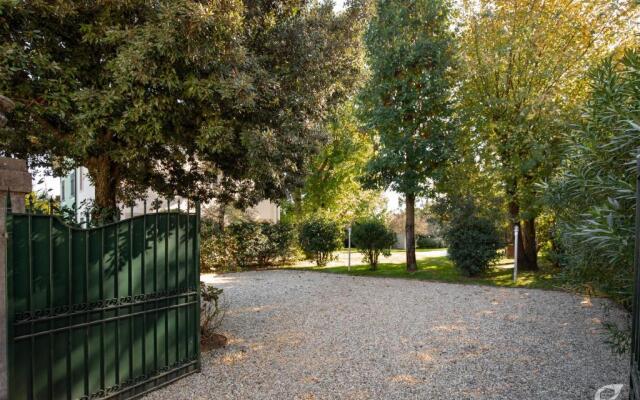 Villa Liberty 1927 with heated pool in the park