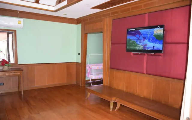 Sirinthara luxury villa