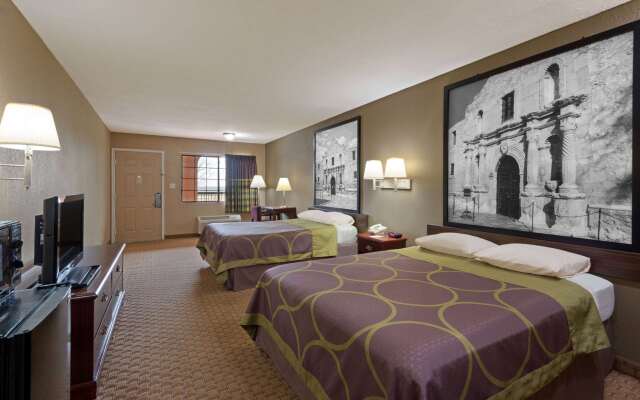 Super 8 by Wyndham San Antonio/Riverwalk Area