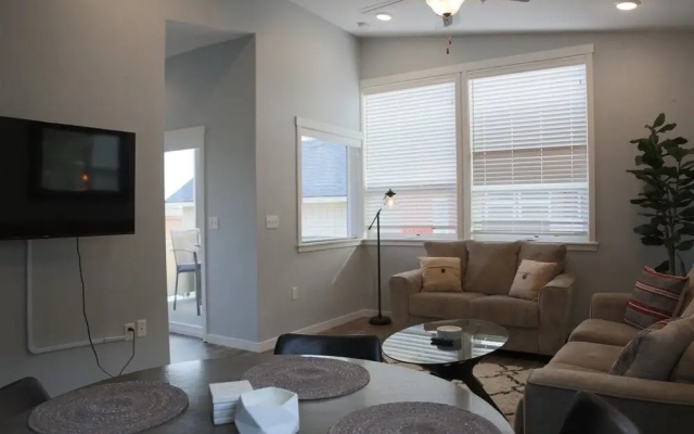 Smart-designed 2 Bed/2 Bath Home