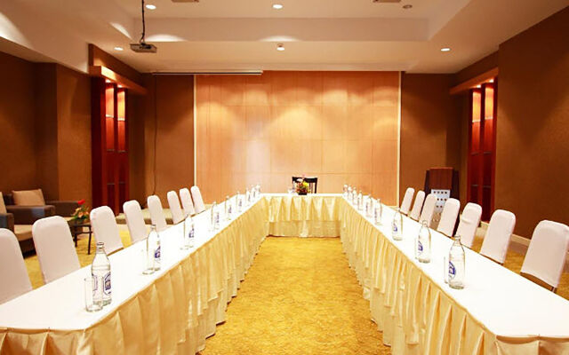 Golden Crown Grand Hotel