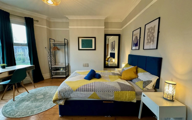 Large CityCentre Townhouse & Pool Table with Offroad Parking