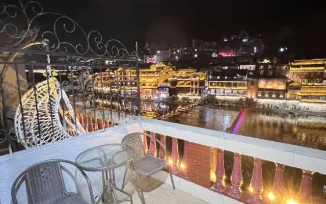 Phoenix Riverview Homestay in the Water