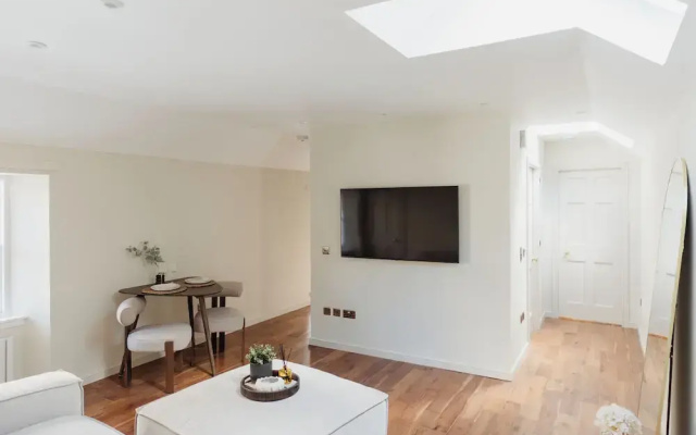 Charming Central Mews Home with Secure Parking