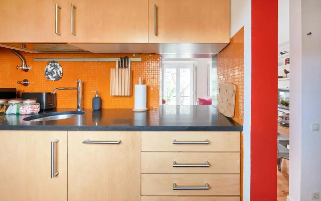 Sunny Renovated Apt With AC, By TimeCooler