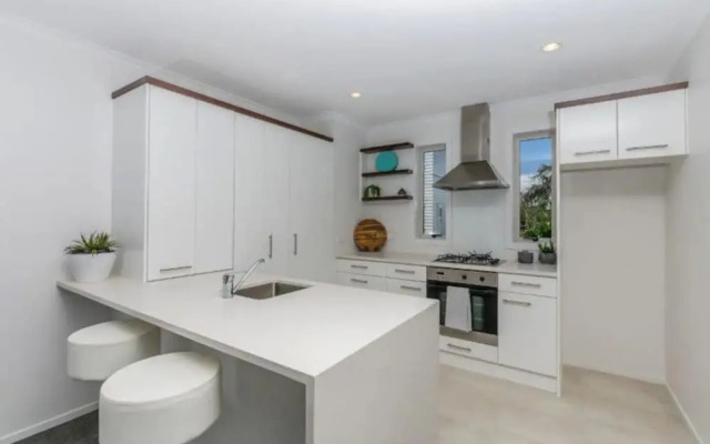 Modern and Central 2 Bedroom Home in Epsom