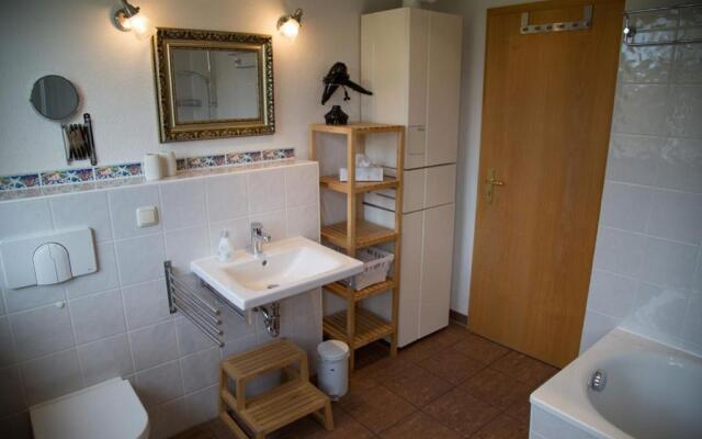 Komfortables Reetdachferienhaus Hasel 1