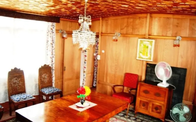 Howrah Houseboats in Srinagar