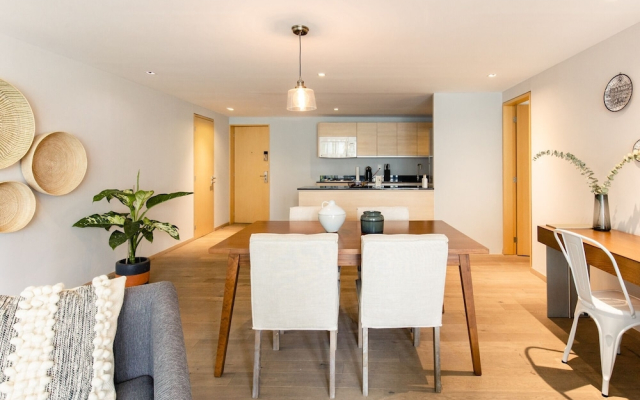 Executive 1BR Oasis With Kitchen & Private Balcony