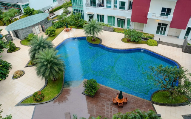 Woodland Park Residence Kalibata View Swimming Pool