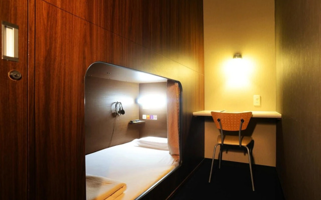 Nikoh Capsule Hotel Refre - Hostel - Caters to Men