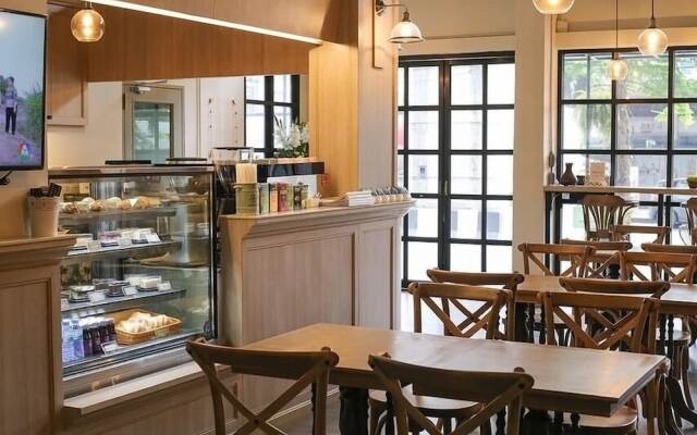 Mali at Wongsawang Boutique Hotel