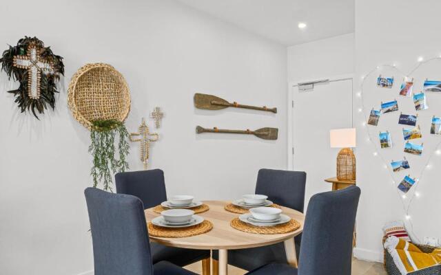Hamptons by the Beach ~ New Apt 50m from the Sea