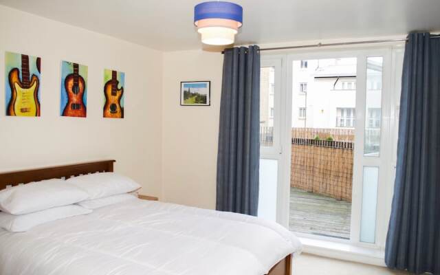 Bright 2 Bedroom Flat With Patio