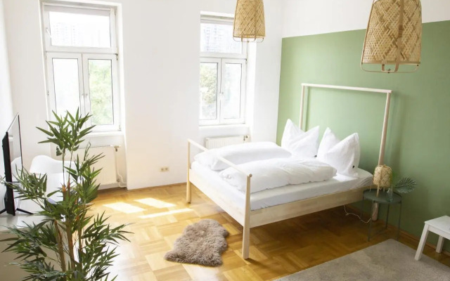 Sunny Apartment near Belvédère Castle