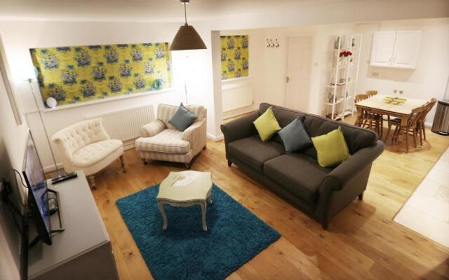 4a Dolphin Close