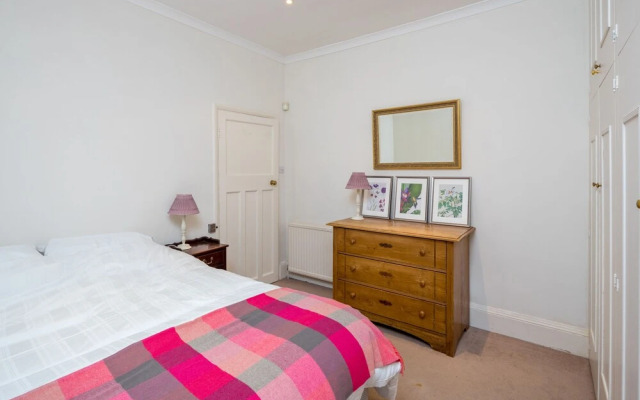 JOIVY Homely 2 Bed Riverside Flat with Patio in Hammersmith