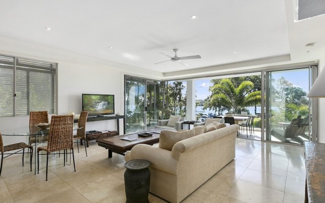 Stunning Riverfront Apartment in Noosaville - Unit 2 Wai Cocos 215 Gympie Terrace