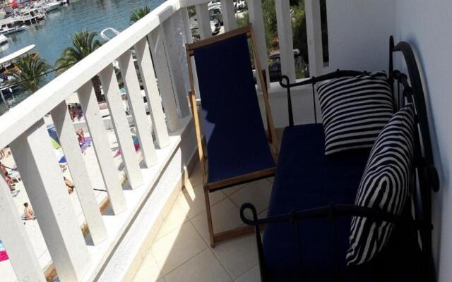 Apartments Antonia-5m from sea