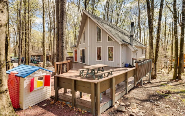 Spacious Pocono Lake House Near Skiing & Swimming!