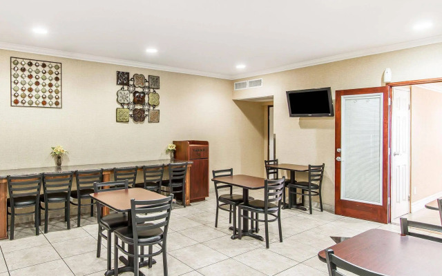 Econo Lodge Inn & Suites Mesa