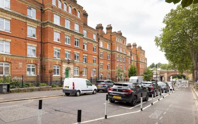 The Brockwell Park Escape - Bright 2BDR Flat with Parking