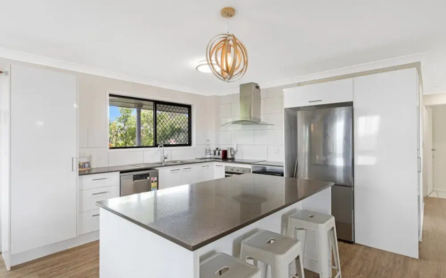 Spacious 3-bed Home With Large Balcony