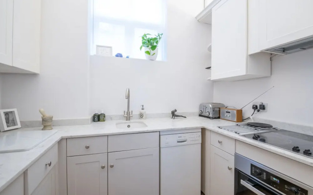 Classic Belgravia Home by Victoria Station by Underthedoormat