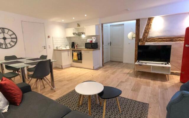 Beauty & The Beast Old Town Cosy Apartments