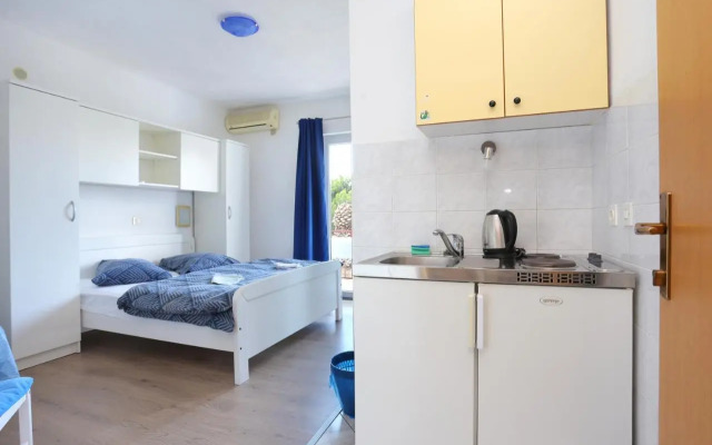 Apartments with a parking space Tucepi, Makarska - 2676