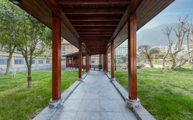 Zhaojun Mountain Villa (Xingshan High-speed Railway Station)