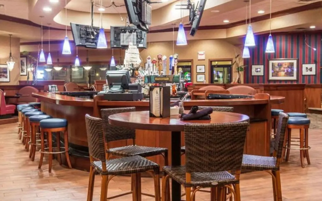 Ramada by Wyndham Sioux Falls Arpt & Suites