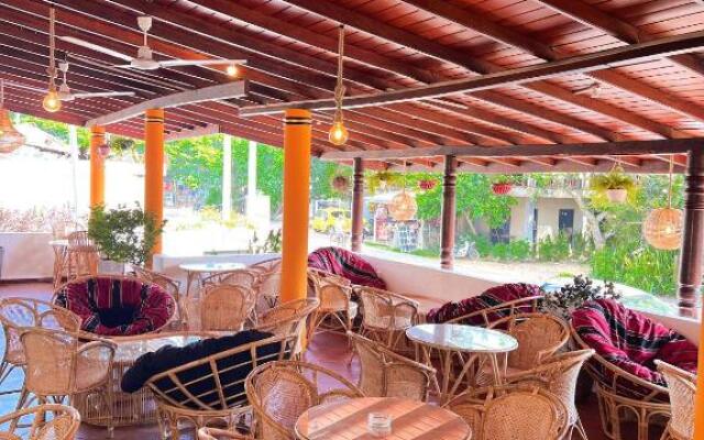 Hummus Hostel & Restaurant