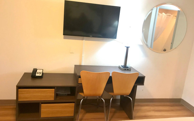 Travelodge by Wyndham Bakersfield
