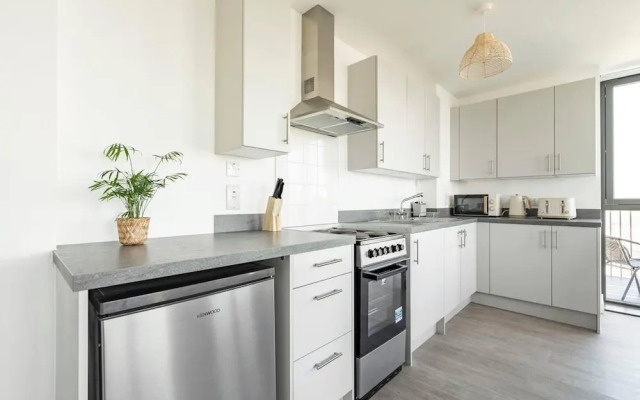 Beautiful 2 Bed Penthouse With Balcony Views Ldn