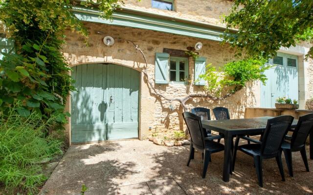 Idyllic Holiday Home in Dégagnac with Jacuzzi Near River