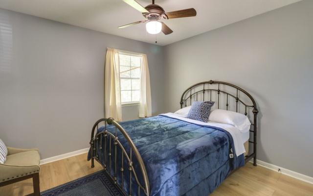 Walk to Eats & Entertainment: Home in Brookhaven