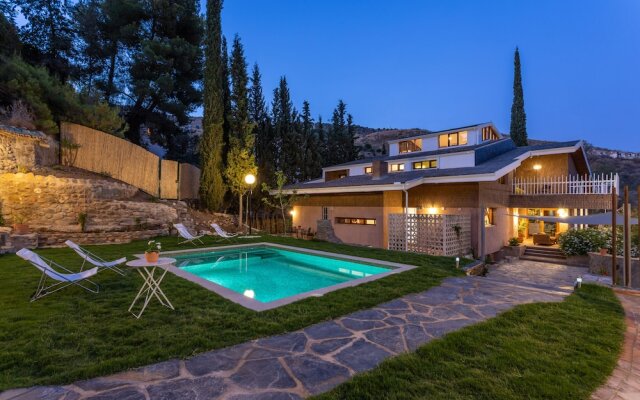 Traditional Cave House With Swimming Pool Near to City Center. Cueva del Cadí