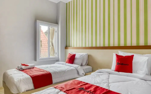 Parisya Jogia by Reddoorz