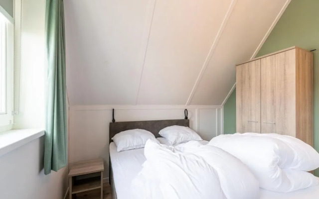 Cozy Retreat With Parking and Charging