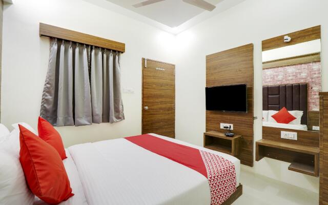 OYO VAD159 Hotel Grand